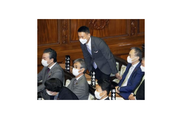 衆院本会議で辞職が認められ、一礼するれいわ新選組の山本太郎代表＝19日午後