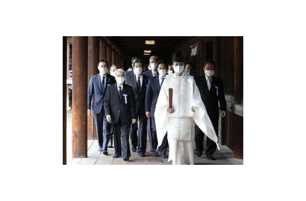 一斉参拝を終えた「みんなで靖国神社に参拝する国会議員の会」のメンバーら。左から2人目は会長の尾辻元参院副議長＝22日午前、東京・九段北の靖国神社