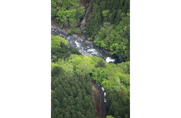 人骨の一部が見つかった現場周辺＝27日午前10時3分、山梨県道志村（共同通信社ヘリから）