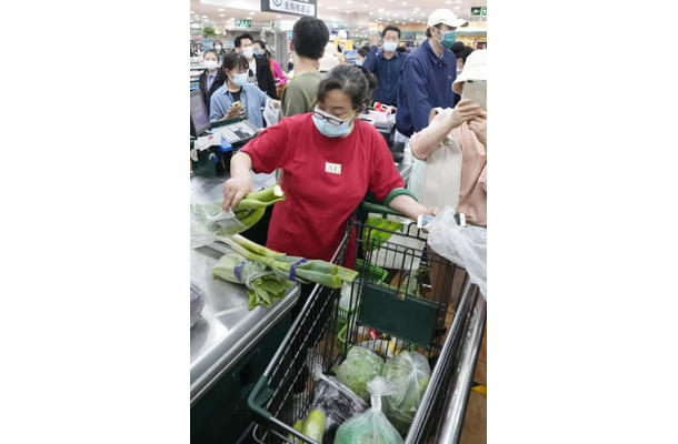 4月25日、北京市内のスーパーで買い出しする市民ら（共同）