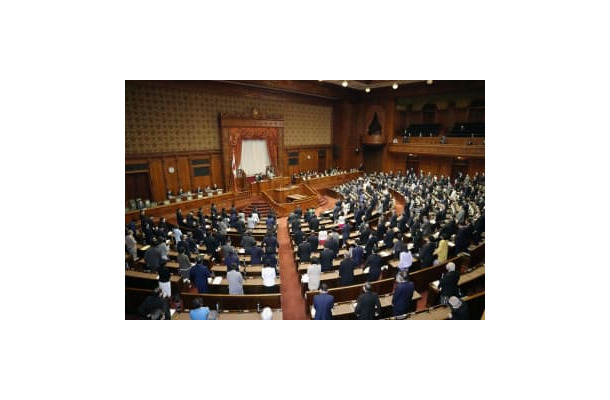 教員免許更新制を廃止するための改正教育職員免許法などの関連法を可決、成立した参院本会議＝11日午後