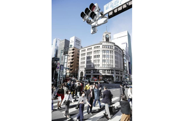 東京・銀座を行き交う人たち