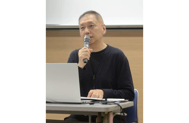 講演で、性的少数者への理解について話す広島修道大の河口和也教授＝5日午後、広島市