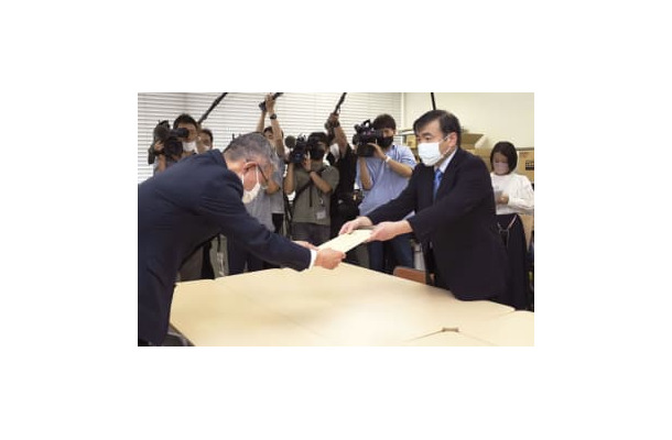 「内密出産制度」に関し、ガイドラインの私案を提出する慈恵病院の蓮田健院長（右）＝6日午後、熊本市役所