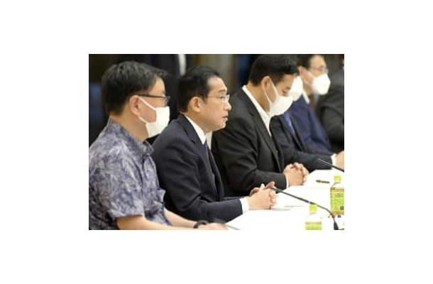 経済財政諮問会議と新しい資本主義実現会議の合同会合であいさつする岸田首相（左から2人目）＝7日午後、首相官邸