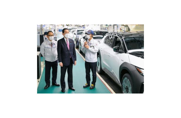 トヨタ自動車の工場を視察する岸田首相（中央）。左は豊田章男社長＝17日午後、愛知県豊田市（代表撮影）