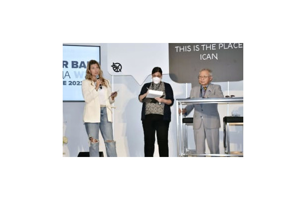 記者会見するICANのフィン事務局長（左）と被団協の木戸季市事務局長（右）＝19日、ウィーン（共同）