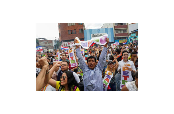 19日、コロンビア西部カリで、ペトロ氏の勝利を喜ぶ支持者ら（ロイター＝共同）