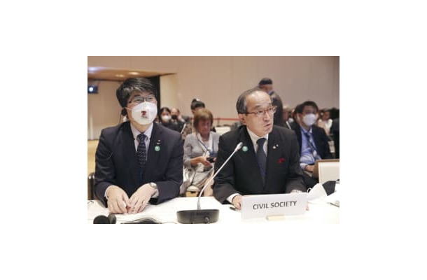 核兵器禁止条約の第1回締約国会議で演説する広島市の松井一実市長。左は長崎市の田上富久市長＝21日、ウィーン（共同）