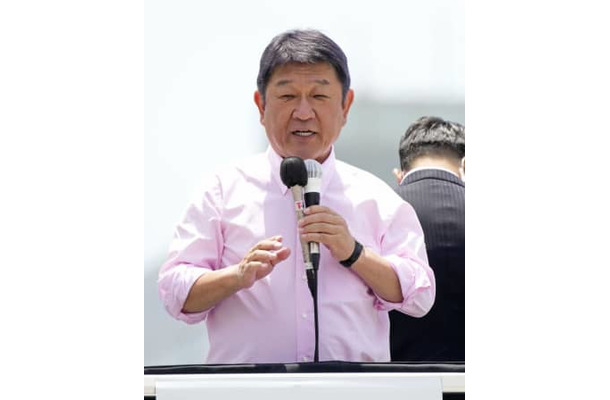 街頭演説で集まった人たちに支持を訴える自民党の茂木幹事長＝27日午前、水戸市