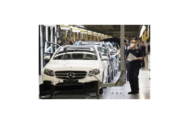 北京にあるメルセデス・ベンツグループの新車組立工場＝2020年5月（AP＝共同）