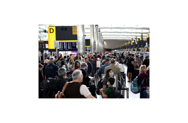 ロンドンのヒースロー空港の旅行者＝6月（ロイター＝共同）