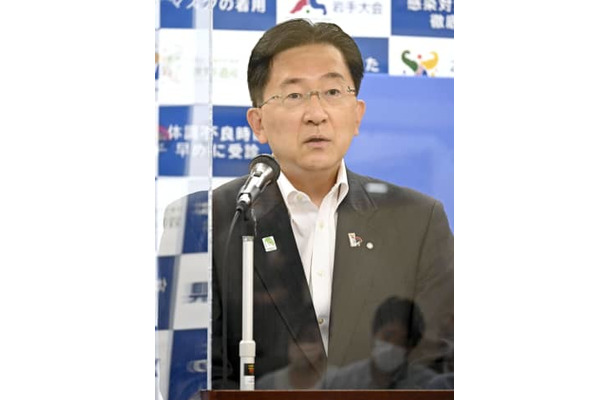 記者会見する岩手県の達増拓也知事＝15日午前、岩手県庁