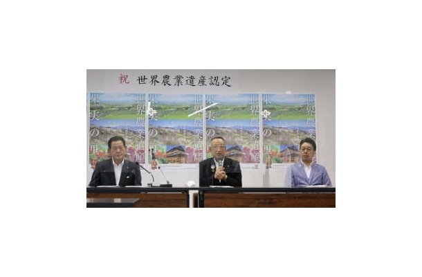 合同記者会見を開いた（左から）鈴木幹夫甲州市長、高木晴雄山梨市長、山下政樹笛吹市長＝19日午前、山梨県甲州市役所