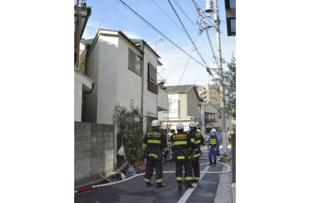 住宅火災が発生した東京都荒川区の現場＝20日午前