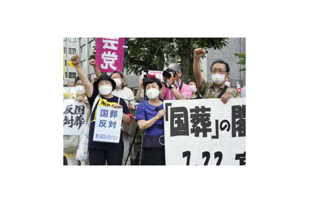 安倍元首相の国葬に反対する人たちの集会に参加した社民党の福島党首（中央）＝22日午前、首相官邸前