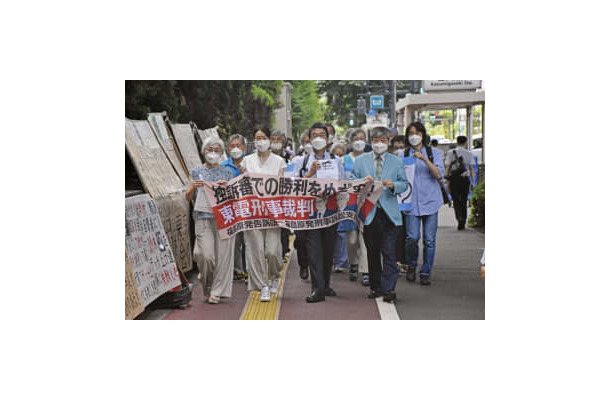 上申書提出のため東京高裁に向かう被害者参加代理人ら＝28日午前、東京・霞が関