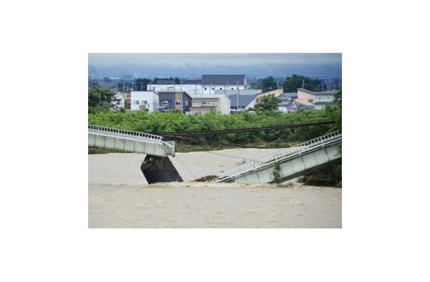 大雨の影響で崩落したJR磐越西線の鉄橋＝4日午後0時6分、福島県喜多方市