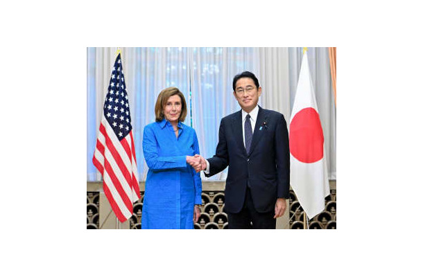 会談前にペロシ米下院議長（左）と握手をする岸田首相＝5日午前、首相公邸（代表撮影）