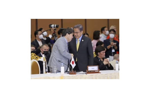 東アジアサミット外相会議直前、林外相（左）と会話を交わす韓国の朴振外相＝5日、カンボジア・プノンペン（共同）
