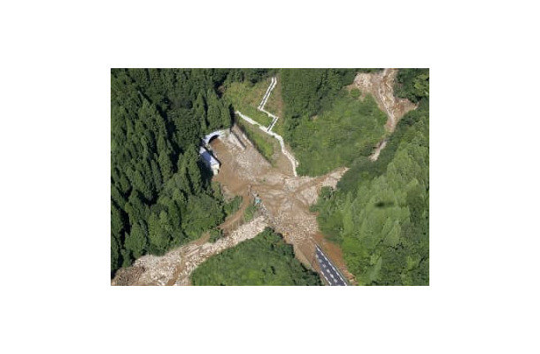 大雨の影響で土砂崩れが発生した北陸自動車道＝5日、福井県敦賀市（共同通信社ヘリから）