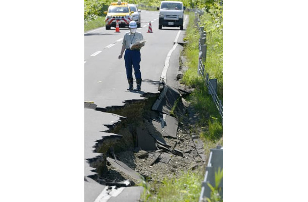 地震の影響で陥没した北海道中川町の道路＝11日午前