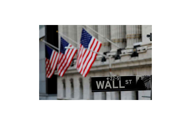 ニューヨーク・ウォール街にある標識（ロイター＝共同）