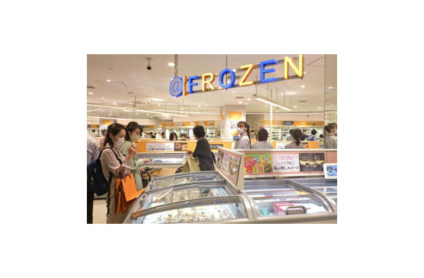 イオンリテールの冷凍食品専門店「＠FROZEN」の売り場＝30日午前、千葉県浦安市