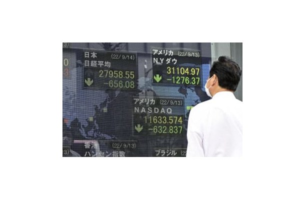 急落したダウ工業株30種平均や日経平均株価などを表示するモニター＝14日午前、東京・八重洲