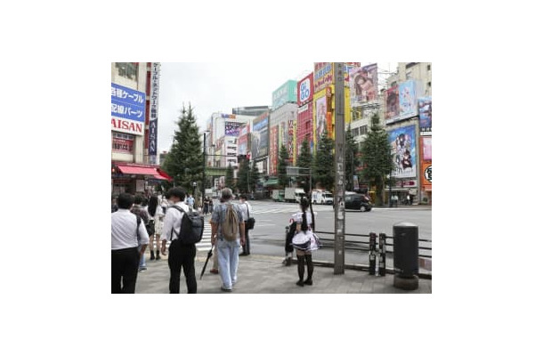 東京・秋葉原を行き交う人たち＝7月