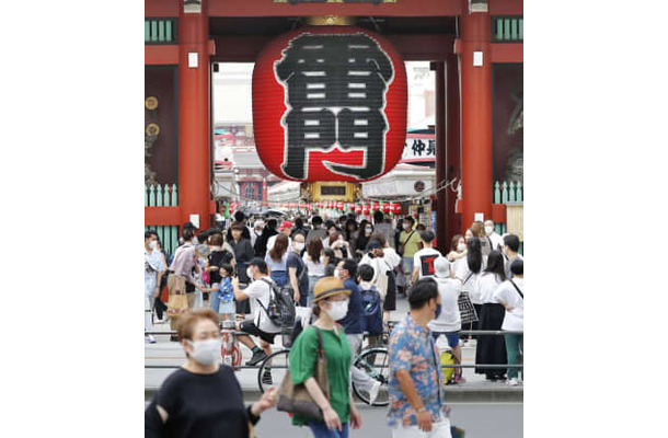 観光客らでにぎわう東京・浅草の雷門前＝8月