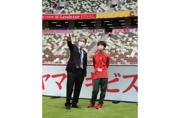 東京・国立競技場のピッチ見学で、Jリーグ職員の説明を聞く高田暖君（右）＝22日午前