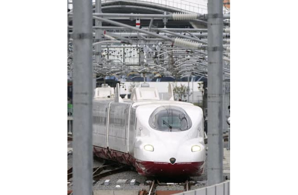 JR長崎駅（奥）を出発する西九州新幹線＝9月、長崎市