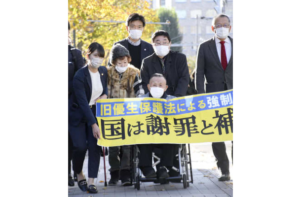 札幌高裁に向かう小島喜久夫さん（手前）ら＝26日午後
