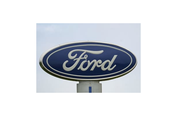フォード・モーターのロゴ＝2021年7月、米ノースカロライナ州（AP＝共同）