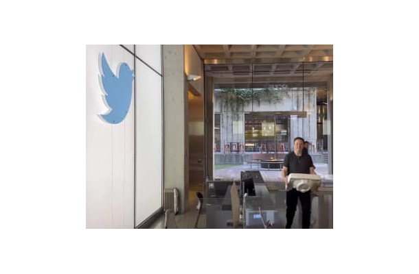 ツイッター本社を訪問するマスク氏＝26日（同氏のツイッター投稿から、AP＝共同）