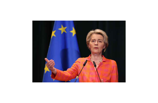 27日、アルバニアの首都ティラナで演説するEUのフォンデアライエン欧州委員長（AP＝共同）