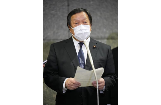 北朝鮮のミサイル発射を受け、記者団の取材に応じる浜田防衛相＝3日午後10時36分、防衛省