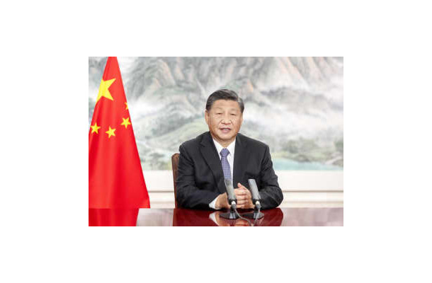 4日に開かれた「中国国際輸入博覧会」の式典でビデオ演説する中国の習近平国家主席（新華社＝共同）