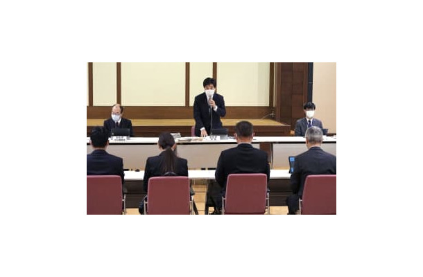 文化庁の専門家会議第2回会合で発言する合田哲雄次長（中央）＝8日午前、東京・霞が関