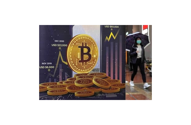ビットコインの広告＝2月、香港（AP＝共同）