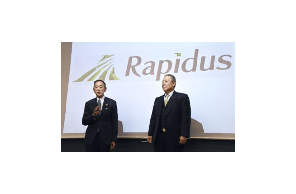 報道陣の取材に応じる「Rapidus」の小池淳義社長（左）と東哲郎会長＝11日、東京都港区