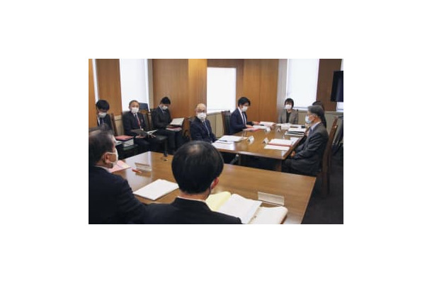 静岡県教育委員会に常設された第三者調査委員会の初会合＝16日午後、静岡県庁