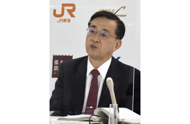 記者会見するJR東海の金子慎社長＝17日午後、名古屋市