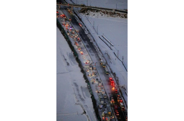 2021年1月、東北自動車道下り線（左）で起きた多重事故で立ち往生する車両の列＝宮城県大崎市