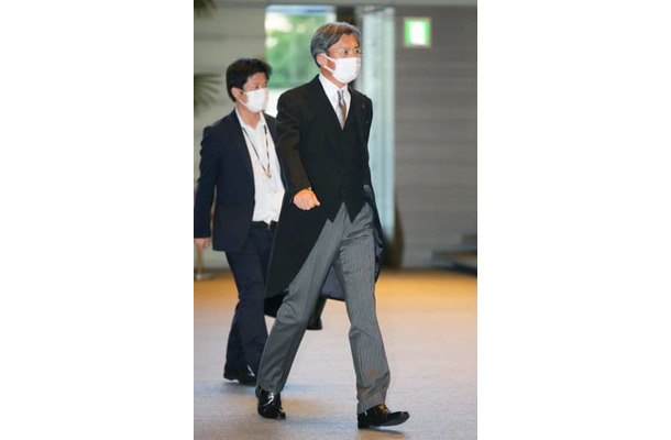 皇居での認証式を終え、首相官邸に入る秋葉賢也復興相＝8月