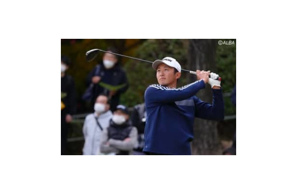 単独首位を走っている24歳・岩崎亜久竜（撮影：米山聡明)