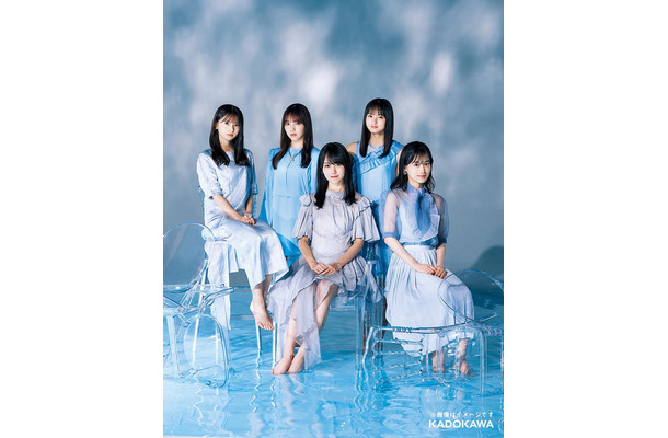 乃木坂46公式書籍「10年の歩き方」（3月29日発売）表紙：（左から時計回りに）齋藤飛鳥、与田祐希、遠藤さくら、山下美月、賀喜遥香／撮影：藤城貴則（画像提供：KADOKAWA）