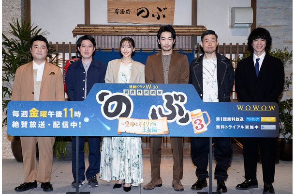 「まだ、間に合う！Season3最終回＆全話一挙配信直前記念！異世界居酒屋『のぶ』千客万来プレミアムファンイベント」に登場した（左から）水田信⼆、好井まさお、武田玲奈、大谷亮平、品川ヒロシ監督、庄司智春（提供写真）