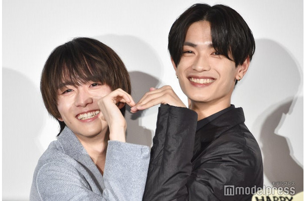 いろいろなハートポーズを繰り広げ笑顔がとまらない板垣李光人＆高橋恭平（C）モデルプレス